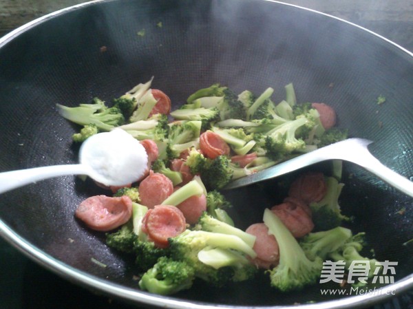 Stir-fried Crispy Sausage with Broccoli recipe