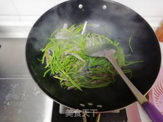 Stinky Dry Stir-fried Artemisia recipe