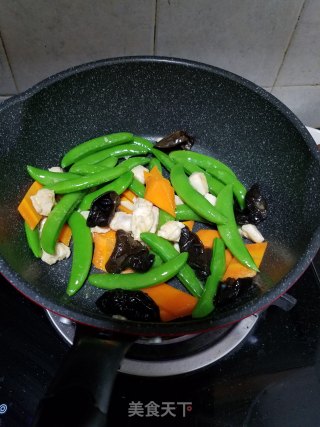 Stir-fried Chicken Breast with Sweet Beans and Fungus recipe