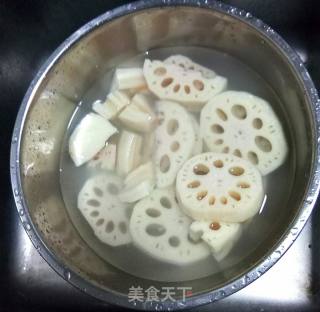 Stewed Pork Knuckles with Lotus Root, Grass and Insect Flower recipe