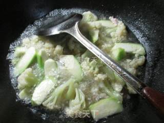 Loofah and Cauliflower Soup with Minced Meat recipe