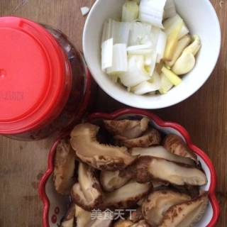 Stewed Mushrooms with Chicken Wings and Roots recipe