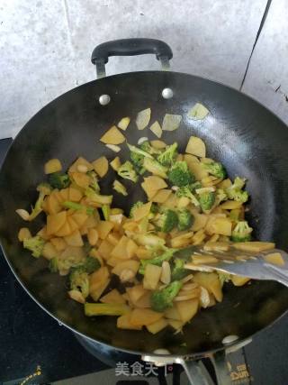 Fried Broccoli with Potato Chips recipe