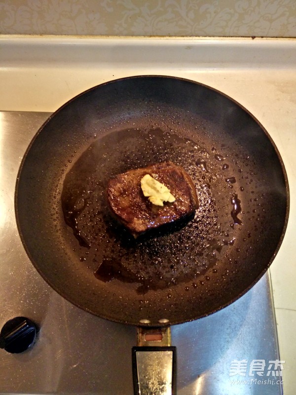 Pan-fried Beef Shoulder and Instant Korean Fried Noodles recipe