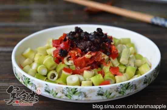 Steamed Spring Bamboo Shoots with Chopped Pepper recipe