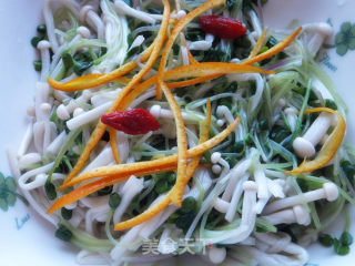 Radish Sprouts Mixed with Silver Needle Mushroom recipe