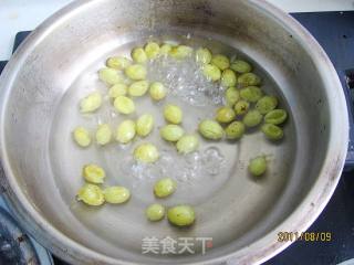 Stewed White Fungus with Grapes recipe