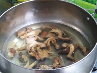 Stir-fried Loofah with White Mushrooms recipe