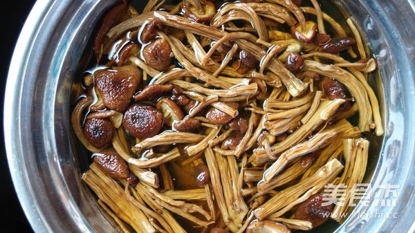 Braised Duck with Tea Tree Mushroom recipe
