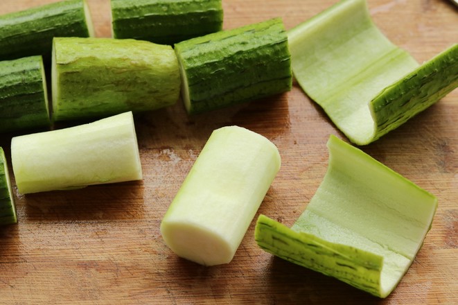 Stir-fried Loofah Skin with Green Pepper recipe