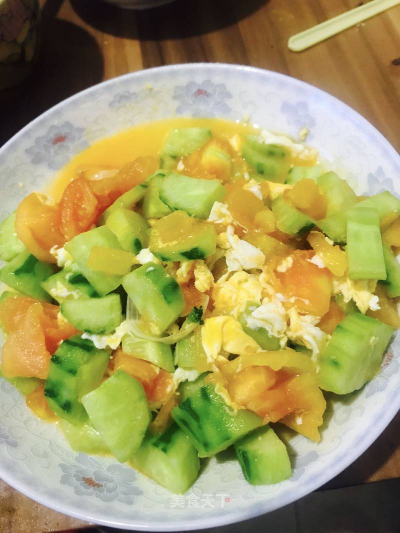 Scrambled Eggs with Tomato and Cucumber recipe