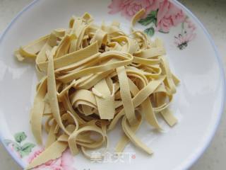 Braised Noodles with Celery and Fungus Meat recipe