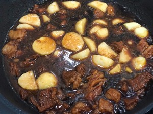 Roast Beef with Small Potatoes, Braised Sirloin in Brown Sauce, Delicious to Lick recipe