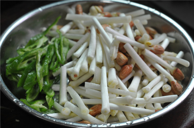 Fried Pork with Peanut Sprouts recipe