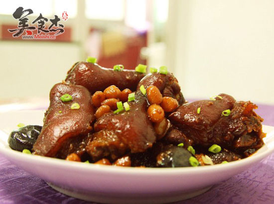 Braised Pork Knuckle with Peanuts recipe