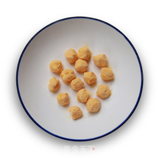 Flowing Custard Mooncakes, The Softer The Heart, The More Delicious recipe