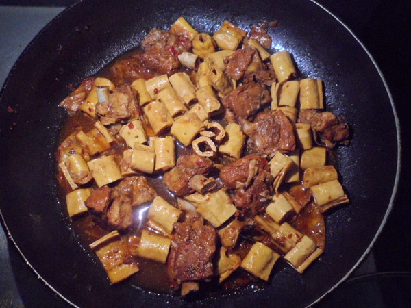 Pork Ribs with Roasted Bean Tendon recipe