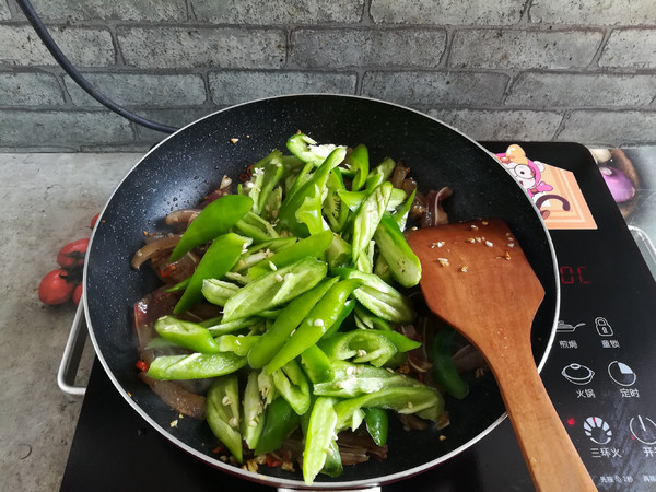 Stir-fried Pork Ears with Green Peppers recipe