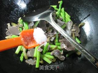 Stir-fried Goose Gizzards with Shredded Mustard and Asparagus recipe