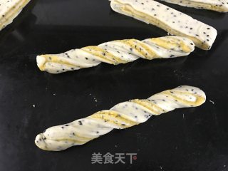 Black Sesame Sweet Potato Twisted Bread recipe