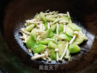 White Jade Mushroom and Loofah Soup recipe
