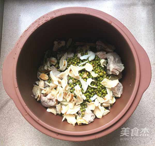 Mung Bean Lily Pork Ribs Soup recipe