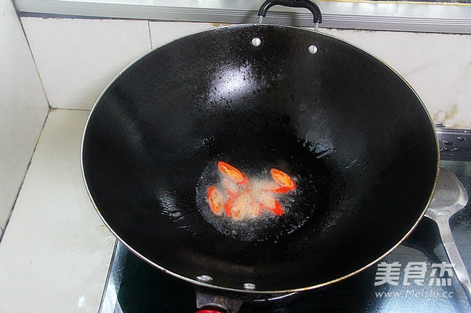 Stir-fried Pork Liver with Artemisia Quinoa recipe