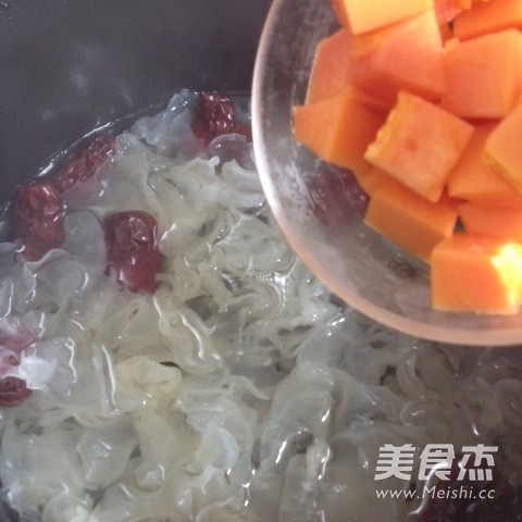 Papaya and Tremella Sweet Soup recipe