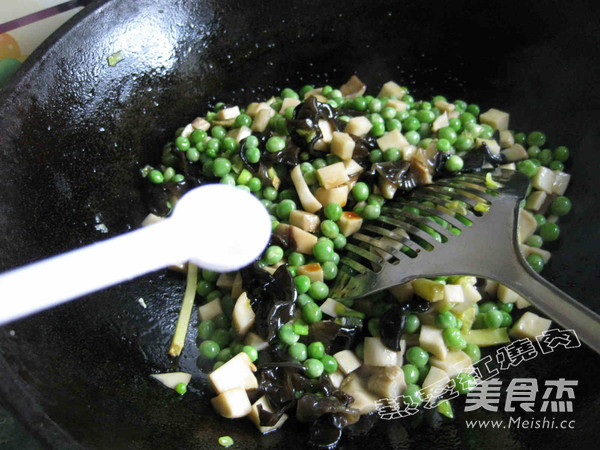 Pleurotus Eryngii and Fungus Fried Peas recipe