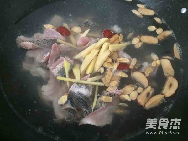 Milky White Raw Fish Soup recipe