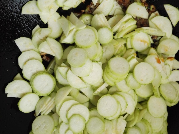 Stir-fried Loofah with Black Fungus recipe