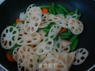 Family Refreshing Stir-fried "lotus Root Honey Beans" recipe