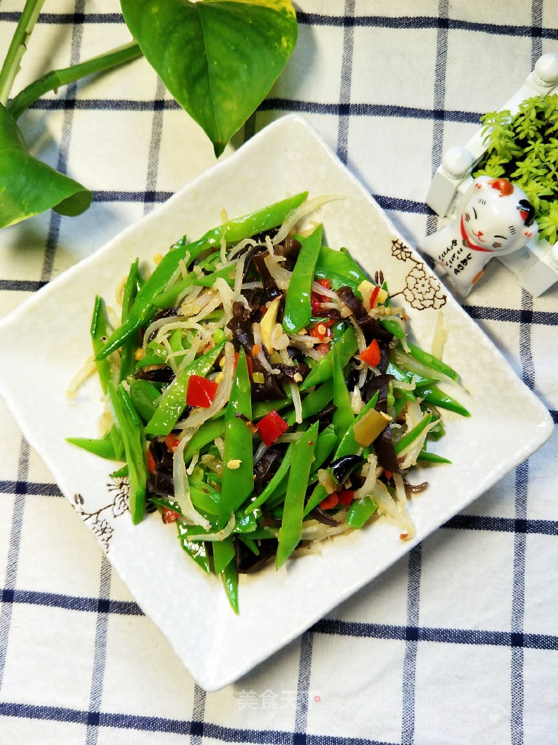 Fried Whitebait with Snow Peas recipe