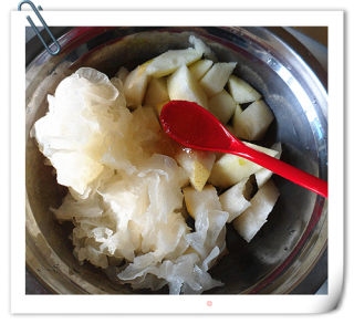 White Fungus Mixed with Pear recipe