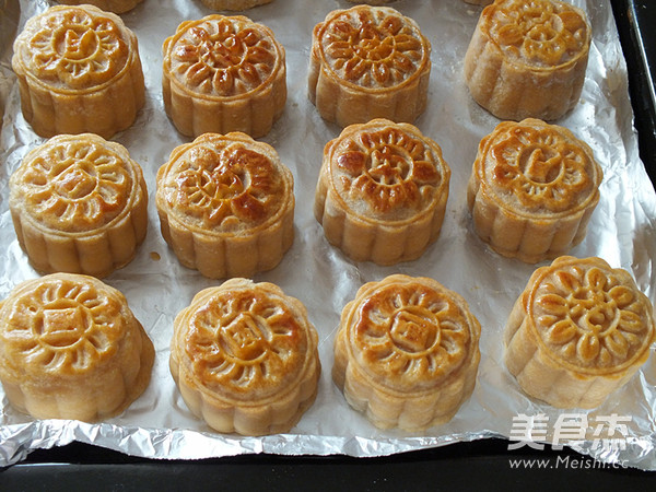 Cantonese-style Lotus Paste and Egg Yolk Mooncakes recipe