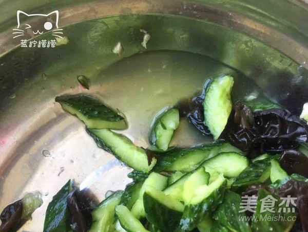 Fungus Mixed with Cucumber recipe