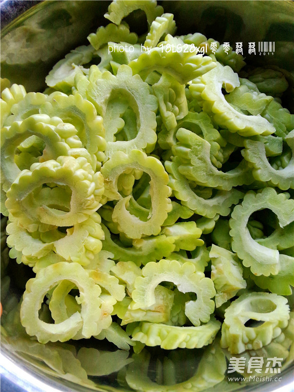 Spicy Stir-fried Bitter Gourd recipe