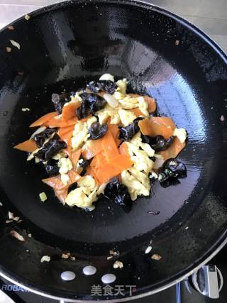 Scrambled Eggs with Carrots and Fungus recipe