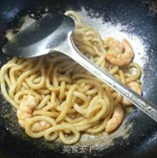 Fried Udon Noodles with Shrimp and Parsley recipe