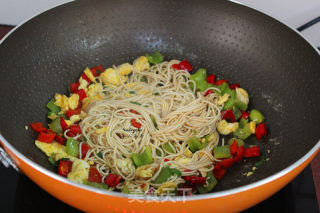 Fried Noodles with Colored Pepper and Egg recipe