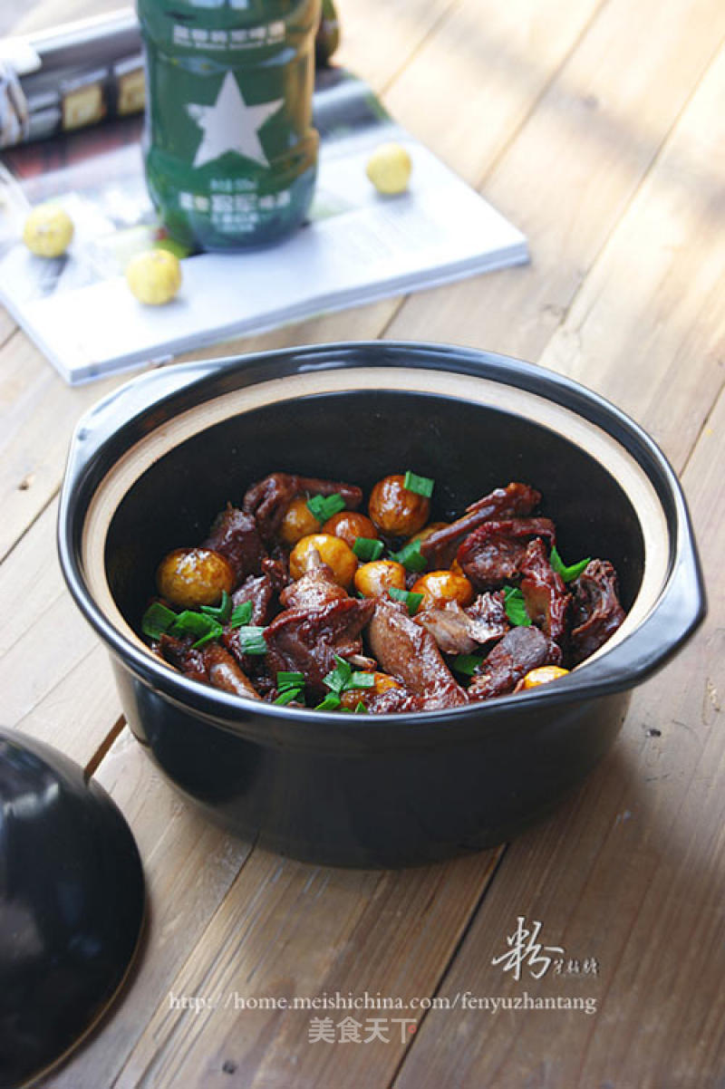 [winter Healthy Vegetables] Chestnut and Pigeon Meat in Clay Pot recipe