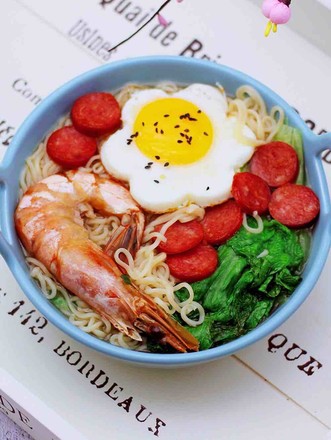 Instant Noodles with Prawns, Red Intestines and Seasonal Vegetables