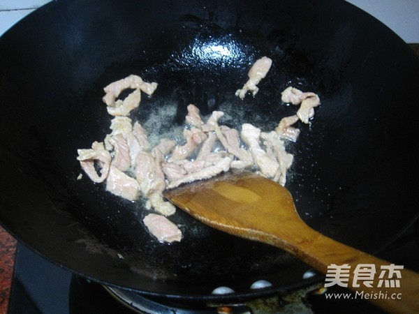 Stir-fried Shredded Lettuce with Small Sausage recipe