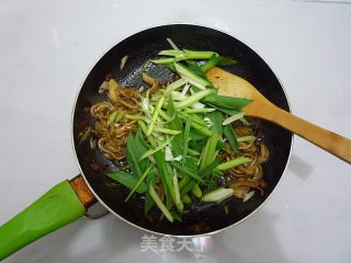 Stir-fried Shredded Tripe with Green Garlic recipe