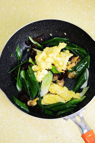 Scrambled Eggs with Spring Onion and Clams recipe