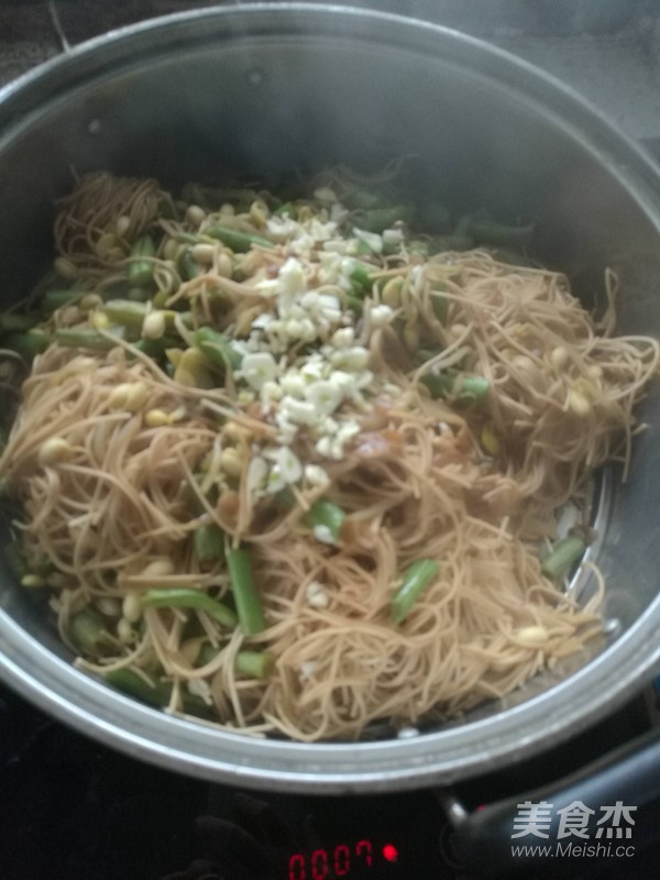 Steamed Lom Noodles with Vermicelli recipe