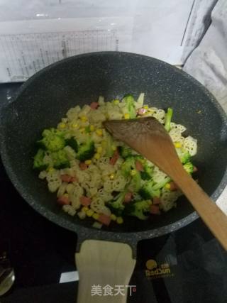 Stir-fried Cartoon Pasta with Broccoli recipe