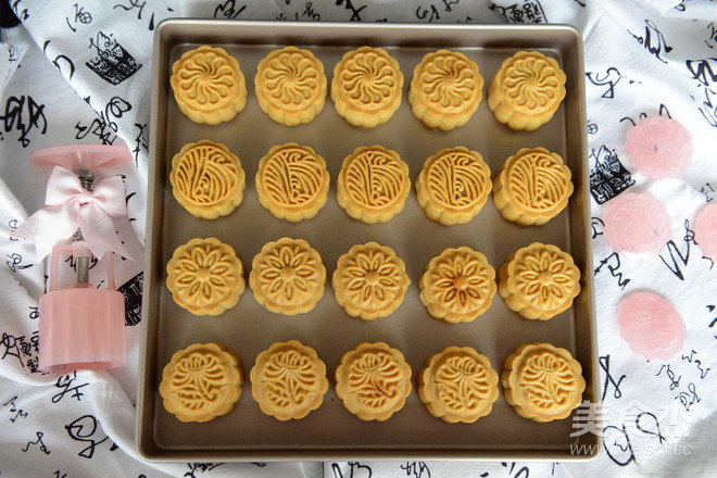 Mooncake with Lotus Seed Paste and Salted Egg Yolk (cantonese Style) recipe