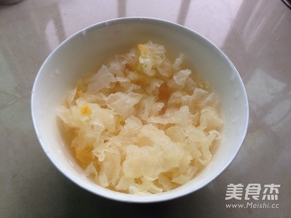 Lotus Seed, Lily, Red Date and White Fungus Soup recipe