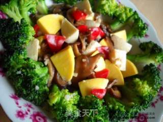 Two-color Egg Stewed with Broccoli recipe